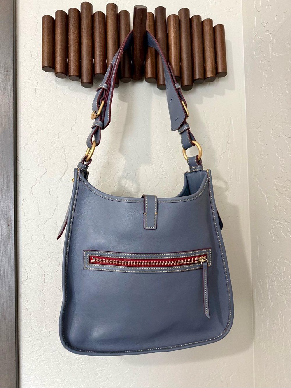 Dooney and Bourke Large Messenger bag in Florentine Leather - Picture 2 of 7